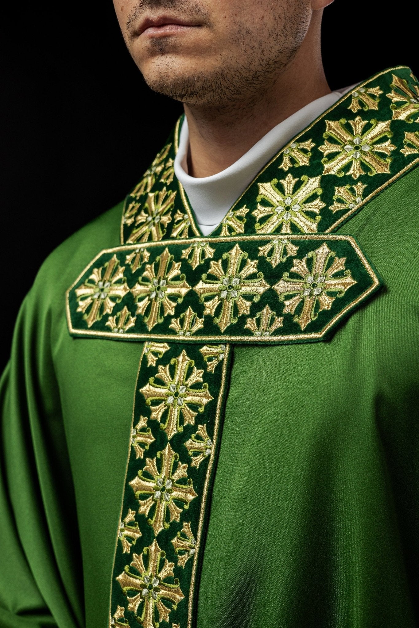 Chasuble with shiny embroidery in green - Image 4